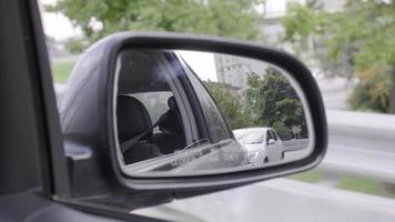 reflejos en el espejo lateral de un coche en un camino arbolado en estambul