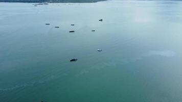 vue aérienne depuis des drones de bateaux de pêche dans la mer tropicale. beaucoup de bateaux de pêche traditionnels thaïlandais à longue queue dans la mer. video