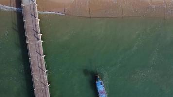 antenn se från drönare av fiske båtar i de Strand under låg tidvatten. topp se av många thai traditionell lång svans fiske båtar i de tropisk öar. en massa av lång svans båt på hav video