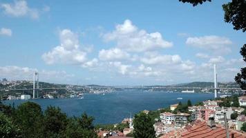 le pont des martyrs du 15 juillet et le bosphore d'istanbul en vue grand angle dans une belle journée nuageuse video