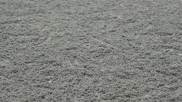 buchi di granchi sulla sabbia della spiaggia, vista dall'alto. granchio fantasma che fa palline di sabbia sulla spiaggia. casa di un granchio fantasma video
