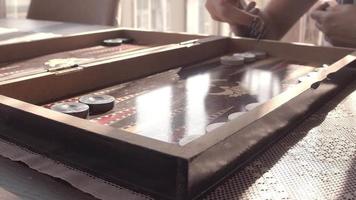 backgammon est une magnifique vidéo de stock qui présente des images du plateau de jeu de backgammon turc traditionnel. la main lance les dés au ralenti. video