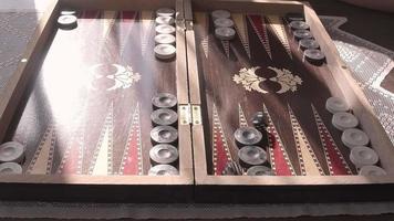 Backgammon ist ein wunderbares Stock-Video, das Aufnahmen des traditionellen türkischen Backgammon-Spielbretts zeigt. Hand wirft Würfel in Zeitlupe. video