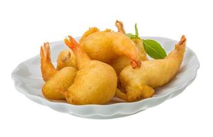 camarones tempura en un plato foto