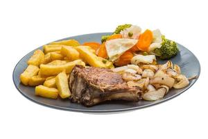 chuletón en el plato y fondo blanco foto