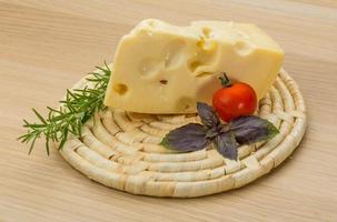 queso maasdam sobre fondo de madera foto