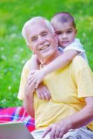 abuelo e hijo usando laptop foto