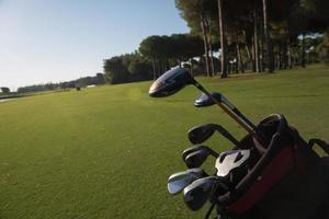 cerrar una bolsa de golf en el campo foto