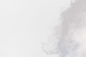 bouffées denses et moelleuses de fumée blanche et de brouillard sur fond png transparent, nuages de fumée abstraits, mouvement flou flou. fumer les coups de la mouche de la glace carbonique de la machine flottant dans l'air, texture d'effet