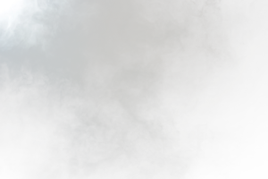 bouffées denses et moelleuses de fumée blanche et de brouillard sur fond png transparent, nuages de fumée abstraits, mouvement flou flou. fumer les coups de la mouche de la glace carbonique de la machine flottant dans l'air, texture d'effet