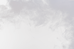 bouffées denses et moelleuses de fumée blanche et de brouillard sur fond png transparent, nuages de fumée abstraits, mouvement flou flou. fumer les coups de la mouche de la glace carbonique de la machine flottant dans l'air, texture d'effet
