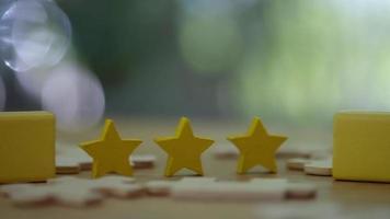 Schwenkaufnahme von drei gelben Sternen Kundenrezensionen Zufriedenheit Feedback Umfragedaten für schlau. Kunden bewerten das Serviceerlebnis mit drei Sternen. Reputationsranking.