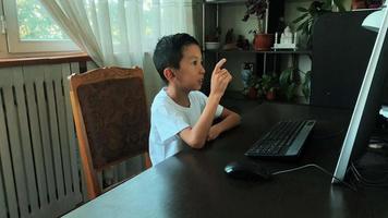 menino aprendendo programação de computador video