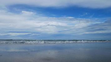 landschap mooie ochtend uitzicht op het strand en heldere lucht video