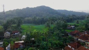 hermosas vistas aéreas, panoramas naturales en pueblos indonesios. video
