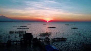 skön antenn se, naturlig panorama av solnedgång på de strand. video