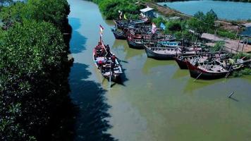 skön antenn vyer, naturlig panorama av båtar fodrad upp i en fiske by - Indonesien. video