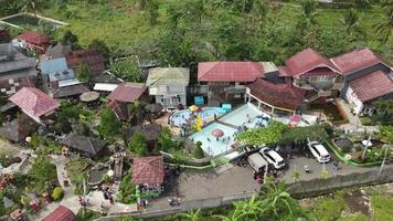 bandung, java ouest-indonesie - 11 juillet 2022 - belle vue aérienne, panorama du village. video