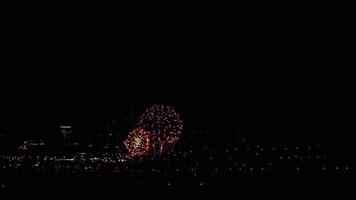 fuegos artificiales que destellan en la noche video