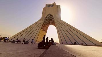 teherán, irán, 2022- lapso de tiempo de la torre azado video