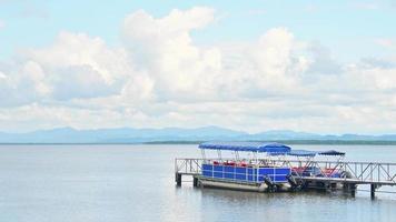 los barcos turísticos están junto al muelle en el lago paliastomi en verano al aire libre. atracción turística en georgia video