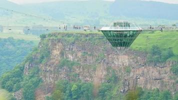 dashbashi, geórgia, 2022 - plataforma em forma de diamante de visão estática na ponte de vidro sobre o vale cênico dashbashi no campo da geórgia. famosa ponte moderna sobre o vale no cáucaso video