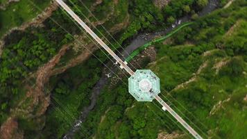 dashbashi, georgia, 2022 - círculo aéreo sobre el café de diamantes en el puente de cristal sobre el pintoresco valle de dashbashi en el campo de georgia. famoso puente moderno sobre el valle video