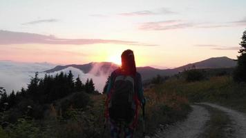 wandelaar backpacker Aan Woud spoor genieten dramatisch zonsondergang over- wolken in afgelegen Kaukasus bergen warm zomer avond video