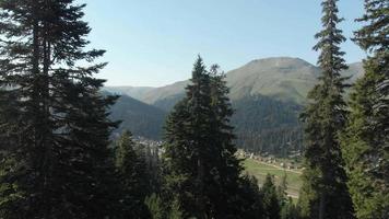 panorama del pueblo de bakhmaro en verano. famoso lugar turístico de verano en las montañas del cáucaso. destino de vacaciones en guria, cáucaso video