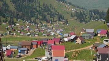 panorama nuevas casas de madera de construcción en preparación en las montañas bakhmaro village - famoso complejo de vacaciones de verano en georgia video