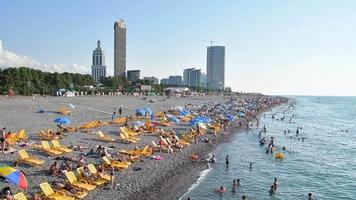 batumi, Georgia, 2022 - turista su vacanza godere estate su spiaggia nuotare nel nero mare nel caldo giorno nel adjara regione nel Georgia video