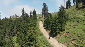 un anciano en forma camina cuesta arriba hasta el pueblo de origen en la naturaleza en el campo de georgia, pueblo de bakhmaro. concepto de jubilación y estilo de vida en el cáucaso video