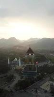 bandung, oeste de java-indonésia - 11 de julho de 2022 - vista aérea da torre sabilulungan. video