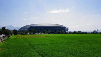 hermosa vista aérea, estadio de fútbol sijalak harupat. video