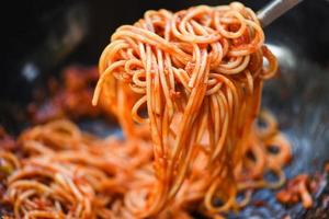 espaguetis a la boloñesa pasta italiana en el restaurante comida italiana y concepto de menú - espaguetis en tenedor foto