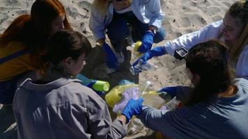 verschmutzter Strand, der von einer Gruppe von Menschen gereinigt wurde video