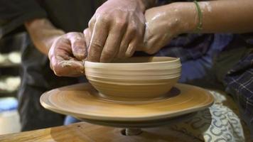 personnes en studio au cours de poterie video