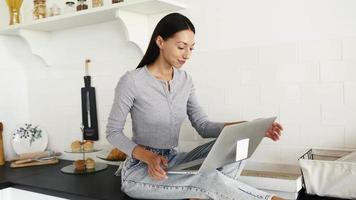 hermosa mujer escribiendo en la computadora portátil video