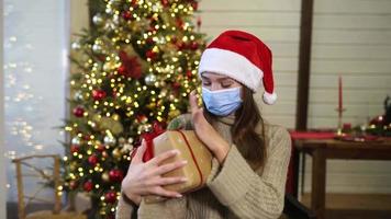 niña de navidad con presente video