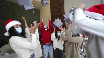 les gens lors d'une fête de vacances célèbrent avec des chapeaux et des cadeaux de santa video