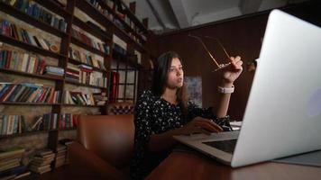 mujer trabajando en la computadora video