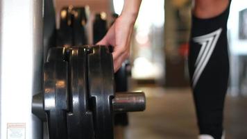 femme de remise en forme à la salle de gym video