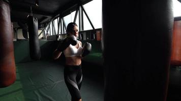 mujer fitness en el gimnasio video