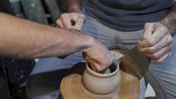 personnes en studio pour cours de poterie, sculpture en céramique video