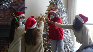 människor på en Semester fest fira tillsammans och rostat bröd med drinkar med santa hattar video