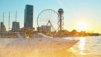 vista panorámica a la costa de batumi y atracciones turísticas con romántica puesta de sol en el fundamento. vacaciones vacaciones en el cáucaso. Las vegas georgianas. video