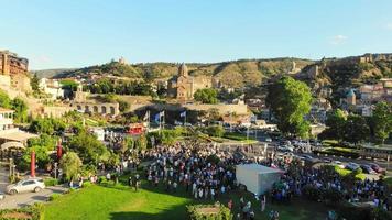 tbilisi, Georgië, 2022 - antenne pannen visie menigte van mensen in Europa plein Aan vrij zullen straat demonstratie uitdrukken zullen naar worden een deel van Europa unie video