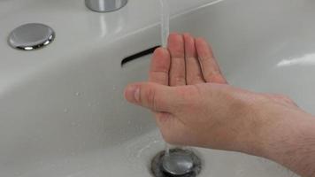 homem irreconhecível lavando as mãos, close-up extremo video