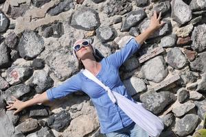 mujer griega en las calles de oia, santorini, grecia foto