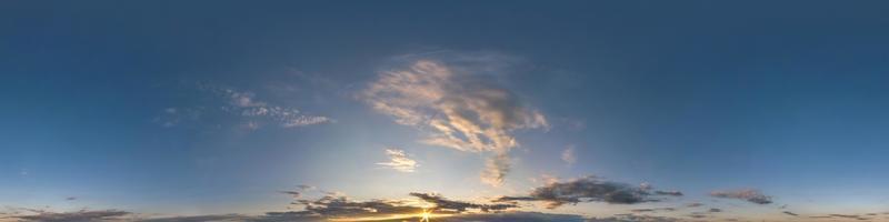 cielo azul vespertino hdri 360 panorama con hermosas nubes en proyección transparente con cenit para uso en gráficos 3d o desarrollo de juegos como cúpula del cielo o edición de drones para reemplazo del cielo foto